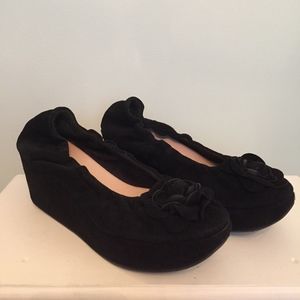 Black Restricted Wedge